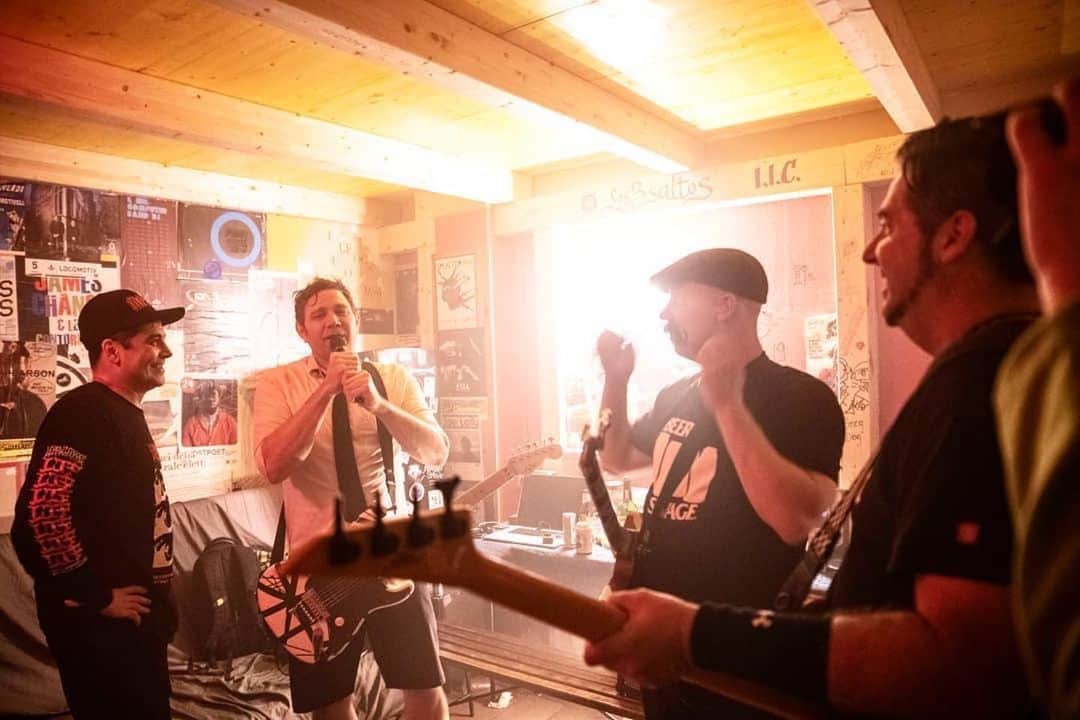 Zebraheadさんのインスタグラム写真 - (ZebraheadInstagram)「This is backstage somewhere right before we head back out on stage for an encore. The mic may or may not have been working. 📷by @nickneuenhausphotography #Zebrahead #backstage #audiotechnica #beersavage #evhgear」5月10日 6時55分 - zebraheadofficial