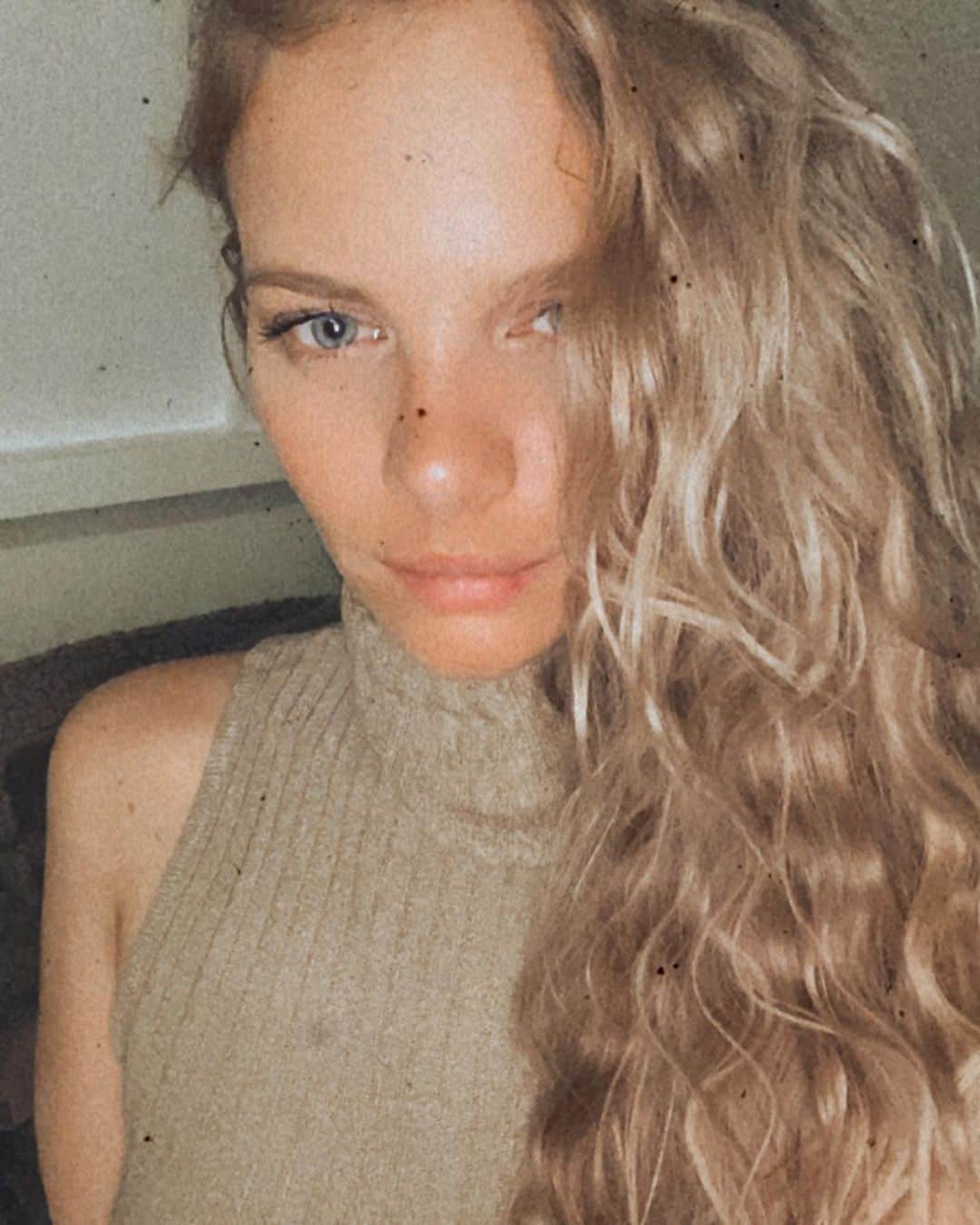 Marloes Horstさんのインスタグラム写真 - (Marloes HorstInstagram)「I guess curls are my vibe this summer👩🏼‍🦱🌻」5月10日 6時56分 - marloeshorst