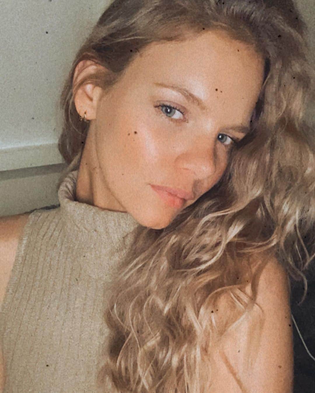 Marloes Horstのインスタグラム：「I guess curls are my vibe this summer👩🏼‍🦱🌻」