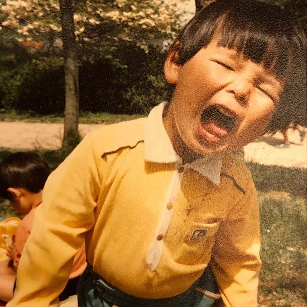 のインスタグラム：「今も昔も髪型は全然変わってない説🤣 あ、精神年齢も変わってない。 変わったのは心が少し汚れたくらい(笑) #子供の頃のピュアさ取り戻そう #キノコカット#前髪命  先日の1人BBQ最高でした。 次はテント買って屋上でキャンプしようかな🏕 #1人BBQ#屋上キャンプ」