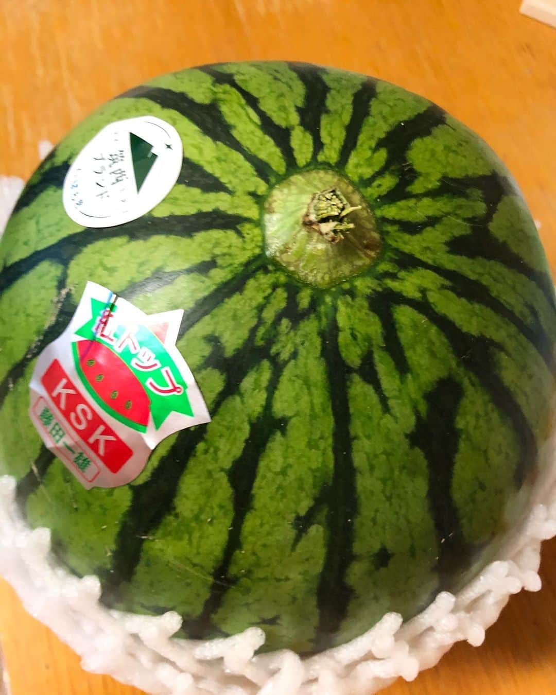 勝矢さんのインスタグラム写真 - (勝矢Instagram)「‪誕生日のコメント等々‬ ‪皆様ありがとうございました😊‬ ‪スーパー自粛の誕生日が明けて‬ ‪少し前にもらった‬ ‪スイカ今から食べます‬ ‪#お家‬ ‪#スイカ‬」5月9日 22時30分 - ajakatsuya