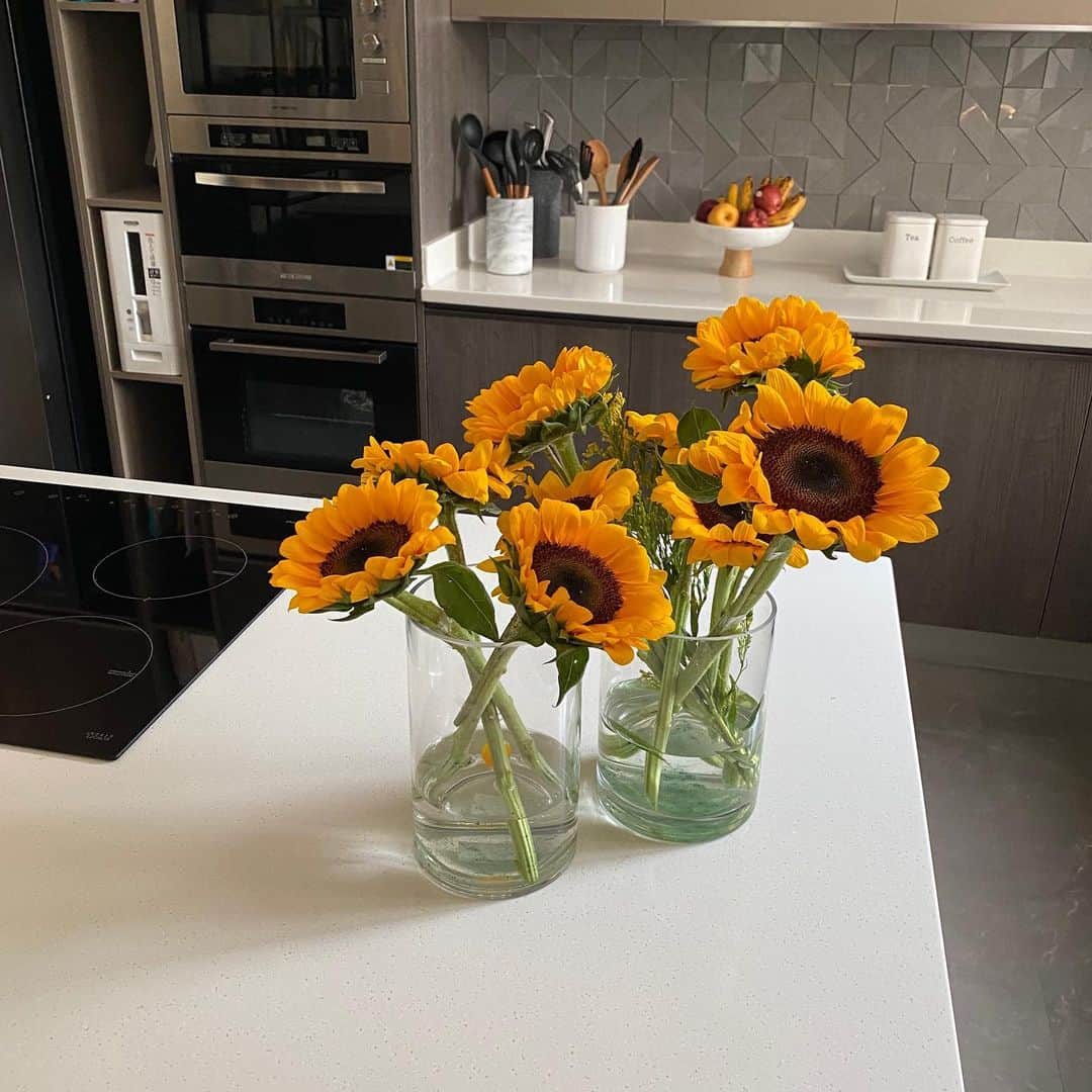 ジュリア バレットのインスタグラム：「Ive been looking everywhere for you! Finally! Thank you 🌻 @flowersbypablo」