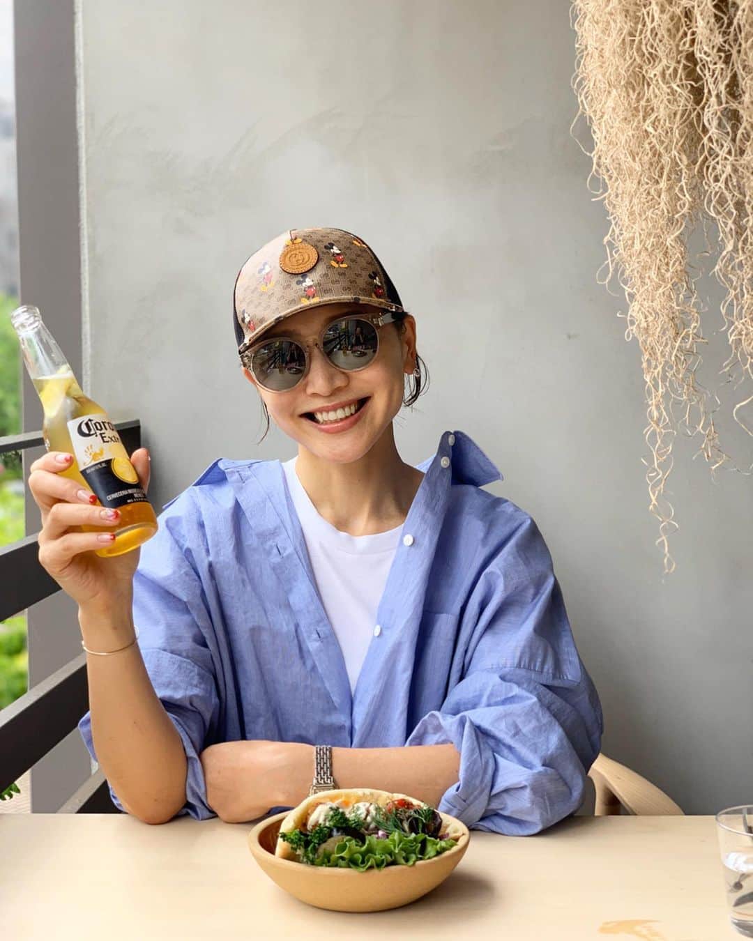 黒沢祐子さんのインスタグラム写真 - (黒沢祐子Instagram)「・ ・ 2ヶ月ぶりにアシストとF to Fのミーティング これからのこと、大切なことはきちんと会って話したかったから  @ode_restaurant でファラフェルをtake outをして お店の外にこの時期限定のスペシャルシート(オープンテラスで1組限定)をお借りして 話をするときに家という選択もあったけど、心地の良いシチュエーションというのは私が大事にしてること  思想も働き方も変わっていく今、どう生きていくかも 含めて未来について建設的な話ができた 生井シェフお席のキープありがとうございます  ちょうどインスタライブで　@kingtokyooo さんと　@hiro_79hello が言っていたけど『三密三ヤバ』だという話に  三ヤバは『依存、プライドの高さ、無責任』な人 逆を言えば『自立、自信、責任』のある人。納得です  批判せずにおおらかに、自身の過去に囚われずに 変わることが求められる時代 そしてどんな時も愛と笑顔は大事だなと思った  一日でも早く心からスカッと笑える日が訪れますように 感謝🙏🏻 ・ ・ #work #meeting #フィナンシェもお持ち帰り #ファラフェルもフィナンシェもすごく美味しかった」5月9日 22時36分 - yukowedding