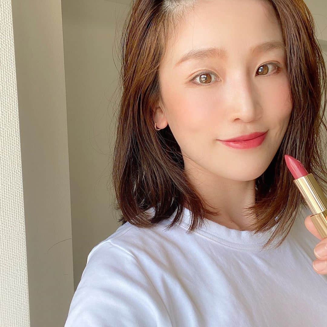 のインスタグラム：「かなり前になりますが、　@pruge_clinic で #再生医療 の#ぷるぷる注射 をうけ、最高に良かったので、#ぷるぷるスレッド もしました😆 ぷるぷるスレッドは、コグ付きの吸収糸で引き上げ、そこに#prp を注入するというもの❗️それにより、ななななんと、リフトアップ 効果は3年も持続するんだそうです😊一回で3年持続は嬉しい話❣️ だいたい半年から1年って聞くので。 前から#糸リフト したいと思っていたけど、頬コケてるからイマイチとか言われていたけど、#prp皮膚再生医療 により、頬がふっくらするので違和感なく#アンチエイジング できました❤️❤️先生の腕がいいからか、腫れもほぼ無いし❗️2日ぐらい違和感あっただけで#ダウンタイムなし 🙂#若返りしたからって、レッドルージュとか塗っちゃうんでしょ😄 本当おススメです💕もっと早くやれば良かった😚 ・ ・ ・ #美容大好き #リフトアップ効果 #糸リフト #スレッドリフト #美容垢 #目の下のたるみ取り #目の下のクマ #目の下の切らないたるみ取り #pruge #プルージュ美容クリニック #prugeclinic #prp再生治療」