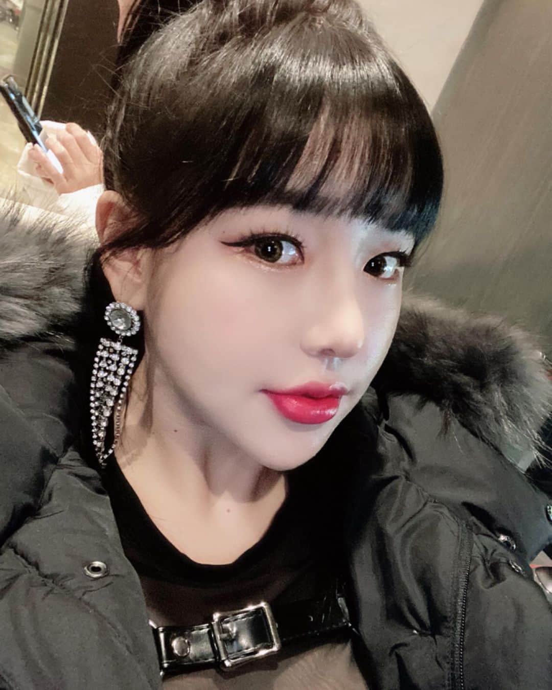 hyeriのインスタグラム：「🎧우야-영화처럼🎧  웃어보려 해도 자꾸만 눈물이 흘러내려 번져 미안해 널 그만 보내줄게 붙잡지 않을게 억지로 웃어볼게  네가 좋아한 영화의 끝처럼  헤어지더라도 행복할 수 있으면 좋겠다 어쩌면 서글픈 시간들이 모두 지나가면 나도 그땐 괜찮아질까  그때 너에게 하지 못한 말들을 거울 속의 나에게 속삭여보다가 흘러내린 눈물 때문에 고개를 떨궜어 내가 왜 이런 걸까  #우야#영화처럼#이별노래#발라드#발라드추천#헤어진후#울지마😭#들어봐#개쥬아 @woo.yaaa」