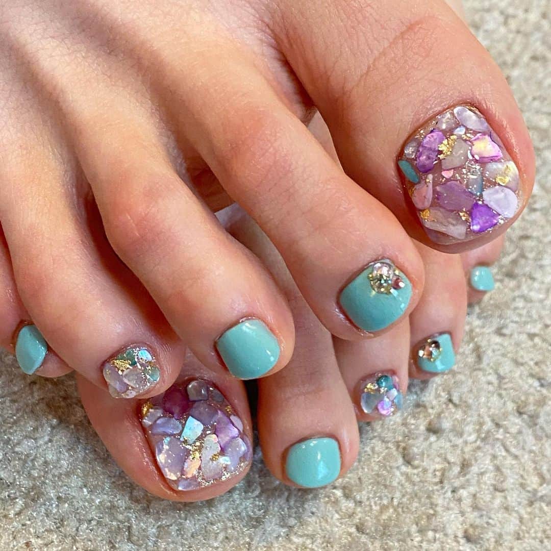 Yuka Maeda ::manicurelistのインスタグラム：「フットな季節がやってきた🦶🏻✨ Salon data▼ ＝＝＝＝＝＝＝＝＝＝＝＝＝＝＝＝＝＝＝＝ . CADENAS -nail eyelash salon- ●Nail artist  @yuka.maeda  @yuki_cadenas ●eyelash　@cadenaseyelash  ゲストに愛と感動を…♡ . 【 LINE ＠cadenas 】 ご予約/お問い合わせはLINEよりお気軽に🤲 ▶︎▶︎#cadenasnail デザインアップしてます♡  price…★⭐︎Instagram特別キャンペーン中⭐︎★ . 「インスタ見たよ👀」と LINEからご予約で特別プライス7500円！！ . ※ご新規様限定 ※キャラクターや特殊なエレメント等のみ 別途料金いただく場合ございます🙇🏻‍♀️ . . price…初回8000円（オフ込み） access…大阪市北区堂山町16-1  中崎町駅  徒歩2分/梅田駅  徒歩6分 . tel… 06-4792-8617 ＝＝＝＝＝＝＝＝＝＝＝＝＝＝＝＝＝＝＝＝ . . . .  #中崎町ネイルサロン #梅田ネイルサロン #大阪ネイルサロン #関西ネイルサロン #インスタネイル #instanails #instanail #トレンドネイル #ネイルサンプル #ネイル好きな人と繋がりたい #ネイルブック #ネイルカタログ #ネイルチェンジ #今月のネイル #にゅーねいる #冬ネイル #大人かわいいネイル #ネイル大好き #きれいめネイル #ネイル部 #女子力向上委員会 #女子力 #女子力ネイル #アートネイル #ナノソル大阪 #ナノソルcc取扱店  #ナノソル #ナノソルcc  #家庭用ナノソル販売してます」