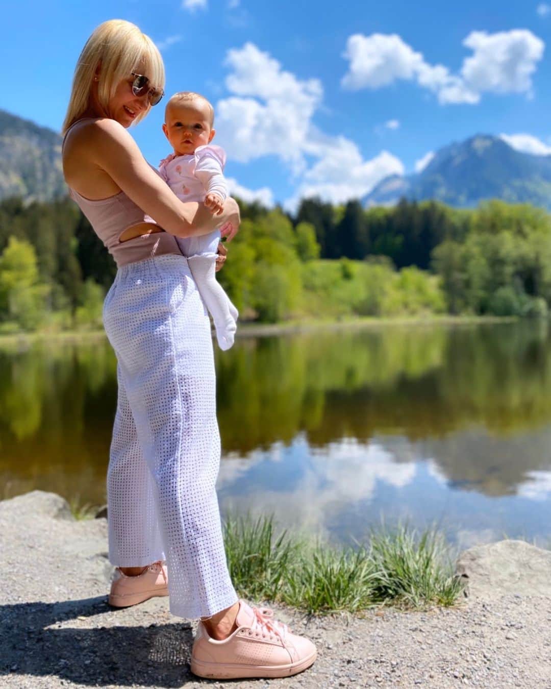 アリオナ・サフチェンコさんのインスタグラム写真 - (アリオナ・サフチェンコInstagram)「It’s such a beautiful sunny Saturday ☀️🥰 @amilia.and.co  _ #sun #nature #motherdaughter #love #family #life #socialdistancing #baby #girl」5月9日 23時01分 - aljonasavchenko