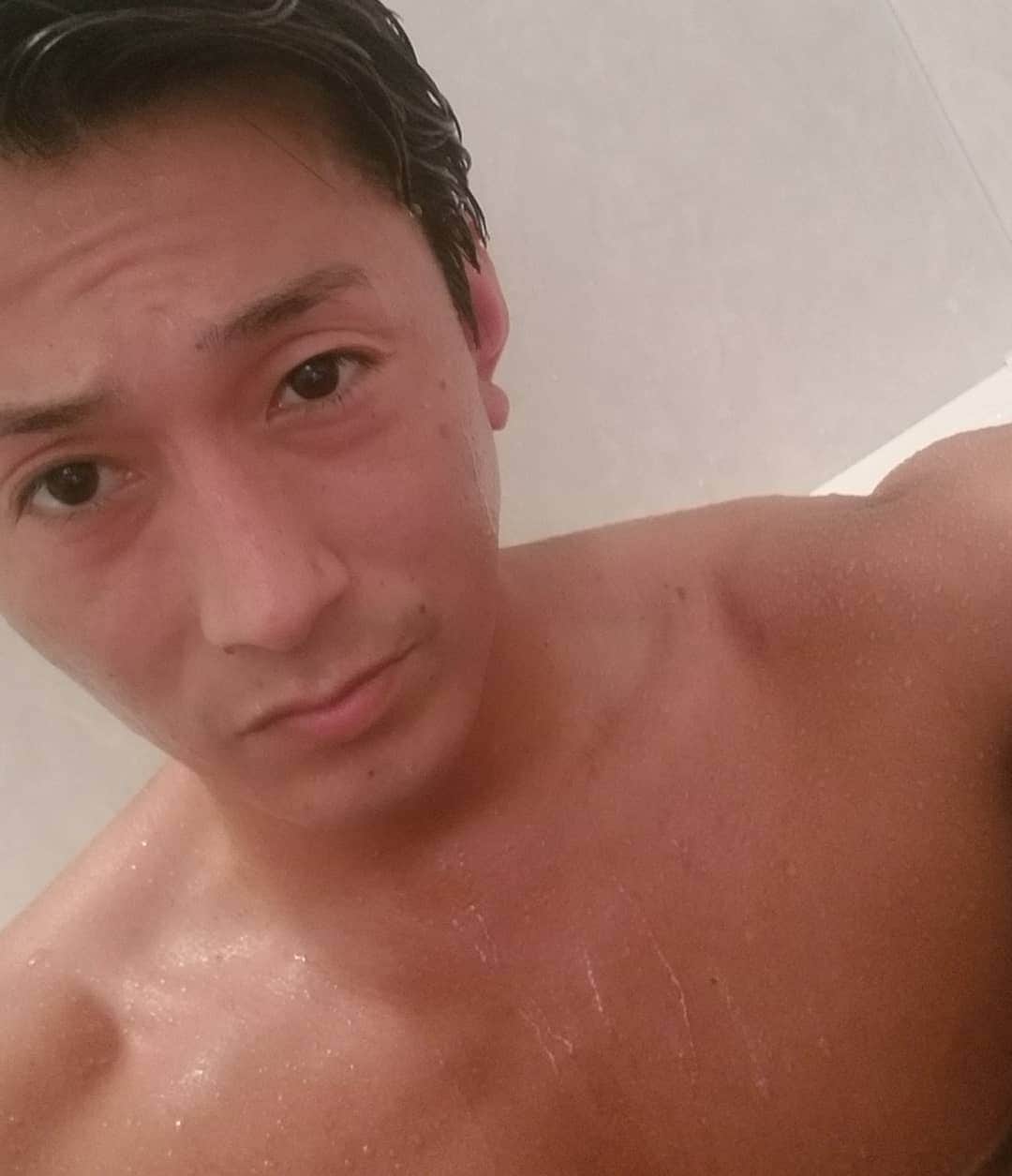 黒石高大のインスタグラム：「最近毎日1時間熱いお風呂に入る 水シャワー浴びて そのままシャワーの水を飲む その時飲むシャワーの水が美味しいったらありゃしない(笑)今日もお風呂上がりフラフラで倒れそっ #最近の #ルーティーン」