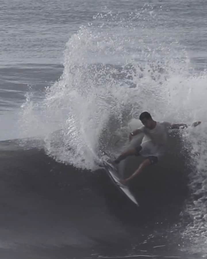 山中海輝のインスタグラム：「Been a month since I surfed, man do I miss it! またサーフィンが出来るようになったらまずはこの場所でサーフィンがしたい。」