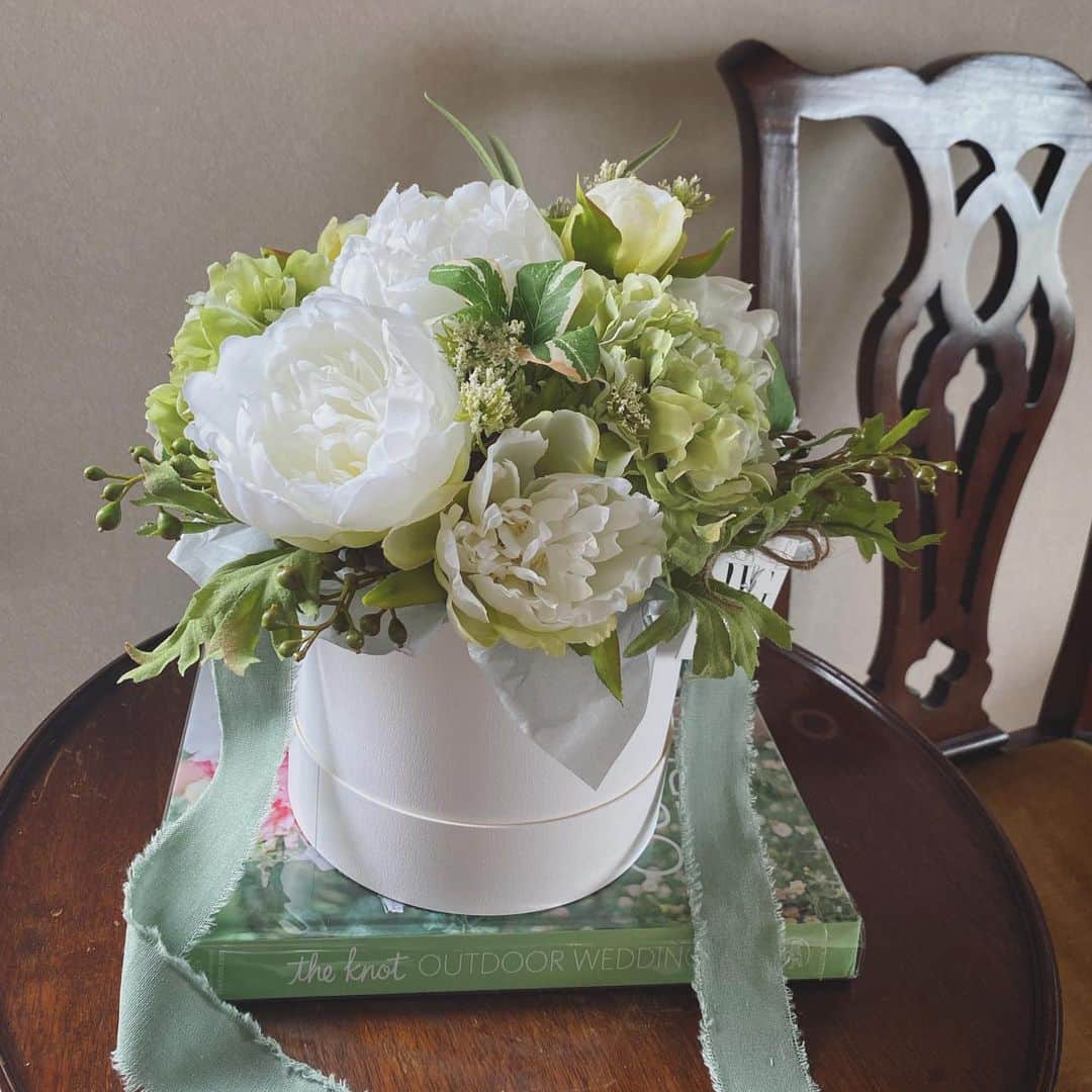 畑野ひろ子のインスタグラム：「@willgarden_official  今、旬のピオニーアーティフィシャルアレンジBOX🌿🌿🌿 #flowers #artificialflower #boxflower #gift #willgarden #piony #芍薬」