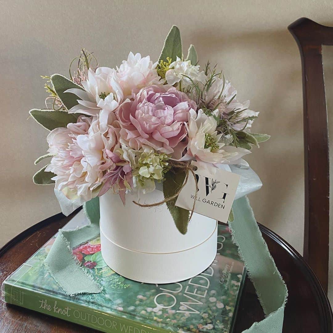 畑野ひろ子のインスタグラム：「@willgarden_official  ピンクラナンのアーティフィシャルアレンジBOX🌸🌸🌸 #flowers #artificialflower #boxflower #gift #rananculus #pink #willgarden」