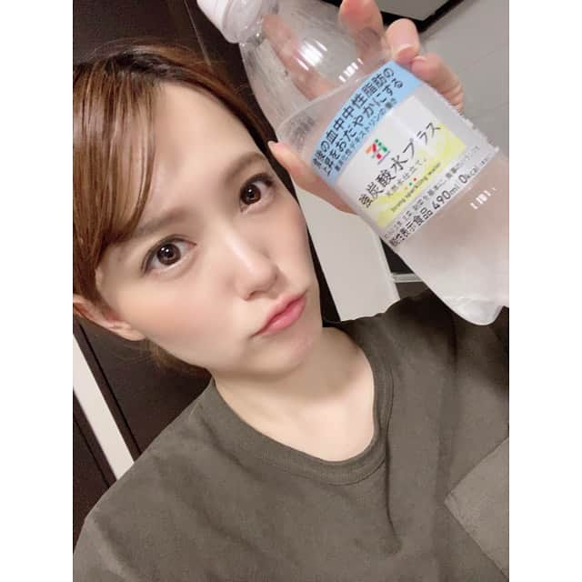 三島ゆかりさんのインスタグラム写真 - (三島ゆかりInstagram)「最近これ毎日飲んでる💖👍 なにが違うんかはわからんけど、ウィルキンソンとか普通の強炭酸水より飲みやすくて、炭酸が抜けてきた時にちょっと不味くなる感じがなく、ただただスカーッとする😆✨ 食事から摂取した脂肪の吸収を抑えて排出を増加させ、食後の血中中性脂肪の上昇をおだやかにしてくれるらしい🥺👏 効果があるのかどうかは正直わかりませんが、100円やし安いし、飲みやすいから大好きです❣️ 更新する内容を見つけるのが難しくなってきたので、最近ハマってるもの紹介しました〜🍎☺️ #三島ゆかり #ゆかりんご #炭酸水 #強炭酸水プラス #セブンイレブン #難消化性デキストリン #血中中性脂肪の上昇をおだやかにする #脂肪の吸収を抑え排出を増加させる #効果は不明 #毎日飲んでる #飲みやすい #大好き #今ハマってる #100円 #おすすめ #コンビニ #stayhome #instagood #instalike #instapic #instadaily #follow」5月9日 23時09分 - apple340