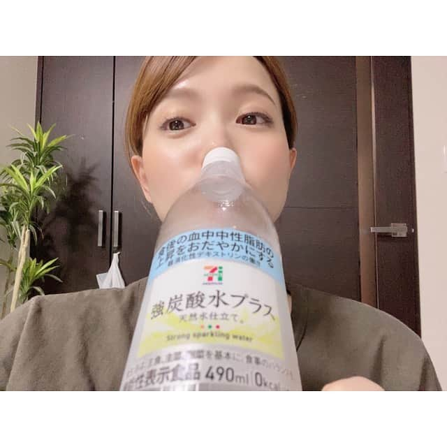 三島ゆかりさんのインスタグラム写真 - (三島ゆかりInstagram)「最近これ毎日飲んでる💖👍 なにが違うんかはわからんけど、ウィルキンソンとか普通の強炭酸水より飲みやすくて、炭酸が抜けてきた時にちょっと不味くなる感じがなく、ただただスカーッとする😆✨ 食事から摂取した脂肪の吸収を抑えて排出を増加させ、食後の血中中性脂肪の上昇をおだやかにしてくれるらしい🥺👏 効果があるのかどうかは正直わかりませんが、100円やし安いし、飲みやすいから大好きです❣️ 更新する内容を見つけるのが難しくなってきたので、最近ハマってるもの紹介しました〜🍎☺️ #三島ゆかり #ゆかりんご #炭酸水 #強炭酸水プラス #セブンイレブン #難消化性デキストリン #血中中性脂肪の上昇をおだやかにする #脂肪の吸収を抑え排出を増加させる #効果は不明 #毎日飲んでる #飲みやすい #大好き #今ハマってる #100円 #おすすめ #コンビニ #stayhome #instagood #instalike #instapic #instadaily #follow」5月9日 23時09分 - apple340