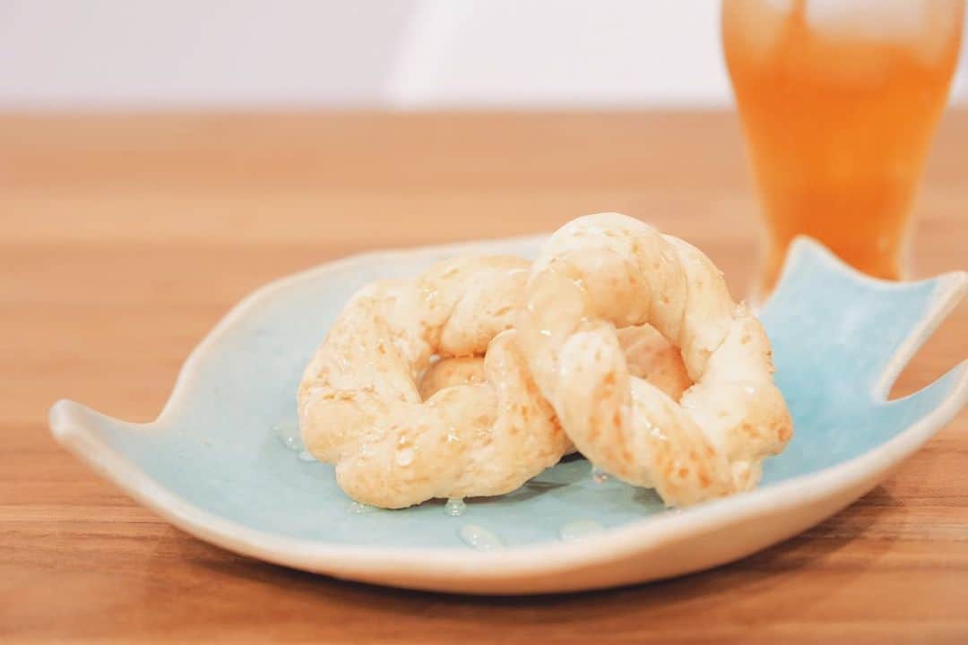 木村文乃 さんのインスタグラム写真 - (木村文乃 Instagram)「*** お豆腐ドーナツと言うものを作りたくて ルンルンで計量して気付いたんです。  型がない  なので急遽型がなくても 作れるレシピを拝見。 まんまでも美味しく出来たけど 蜂蜜かけて食べるのが好きでした。  料理してるときは CSの音楽番組をずっと流してます。  #日清製粉 グループ #happymenutoyou」5月9日 23時04分 - fuminokimura_official