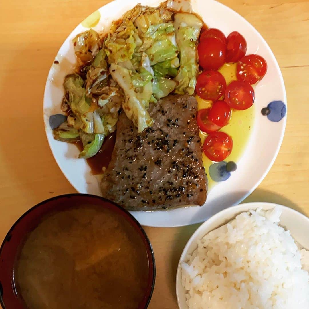 ただすけのインスタグラム：「地味な写真でもクリティカルヒット☺️ 蓋での油跳ねをガードを覚えたので、今後は炒め物が怖くないです✨ 数年前に買ったセラーに入れっぱなしからの誕生日に開けた安い赤ワインの残りを飲んだら、めちゃ合うしめちゃ美味しい！ もう一回買おうと思ったら、何だか価格が１０倍くらいになってました😭」