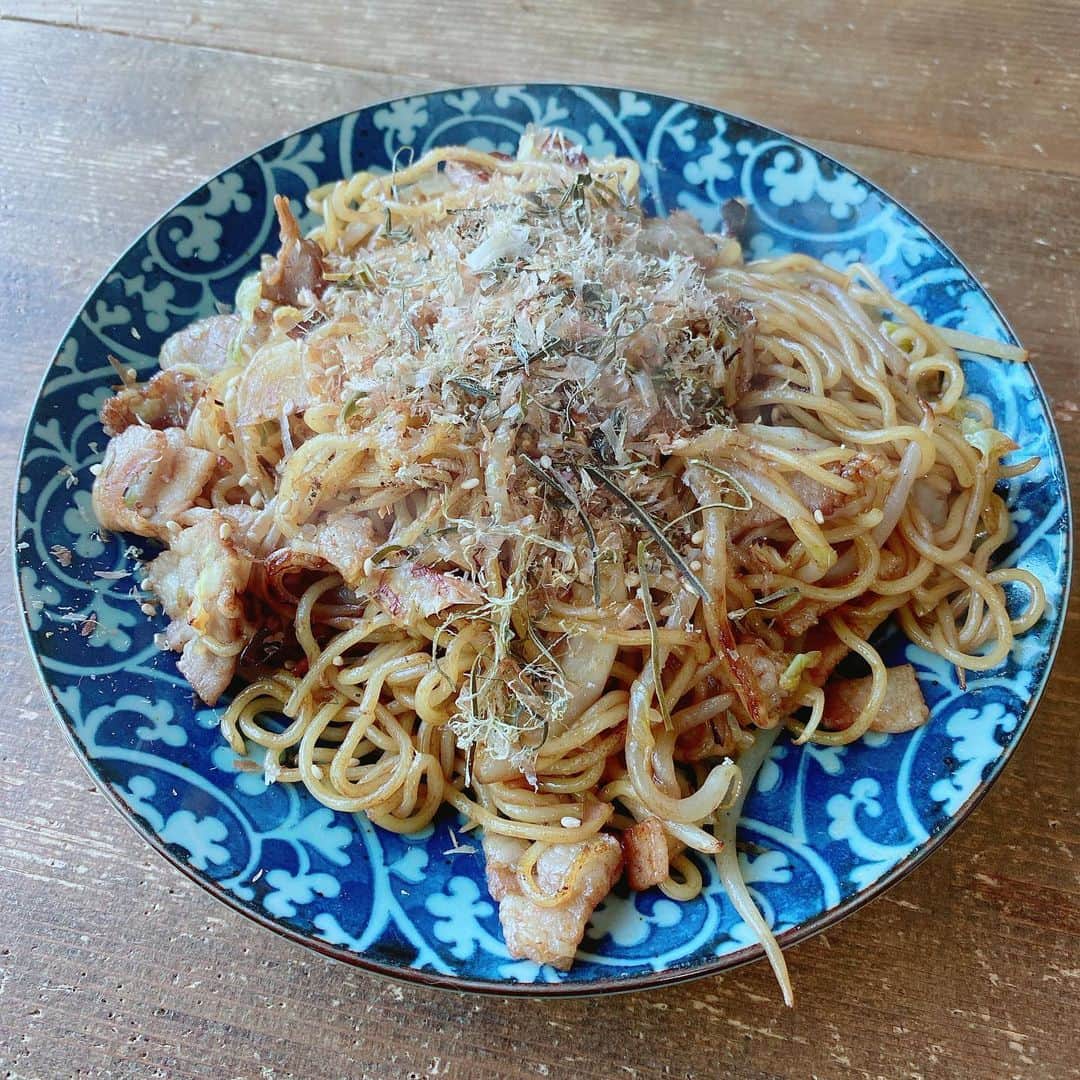 のインスタグラム：「1日2食焼きそば食べてしまったな……そして私の食生活は精神状態に左右されるなーと実感。なにより私が倒れるわけにはいかぬのだよ……とはいえ余裕がない！ #焼きそば #おうちごはん #おうちごはん金巻」