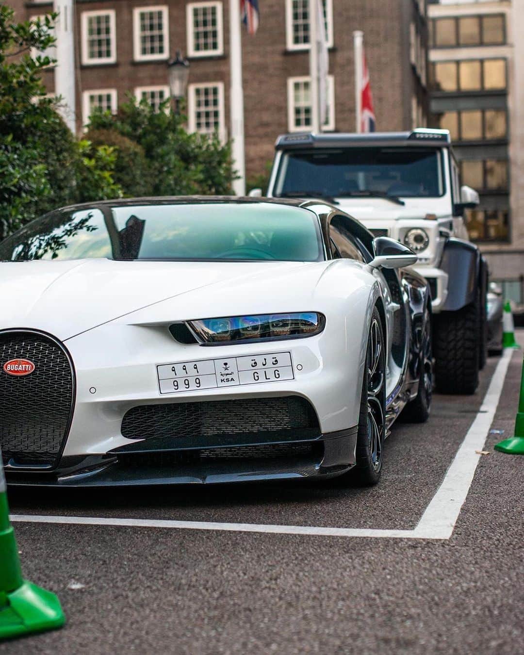 CARLiFESTYLEさんのインスタグラム写真 - (CARLiFESTYLEInstagram)「Thoughts on this combo? Bugatti Chiron and Merc 6x6. Photo by @tomh.p #carlifestyle」5月9日 23時11分 - carlifestyle