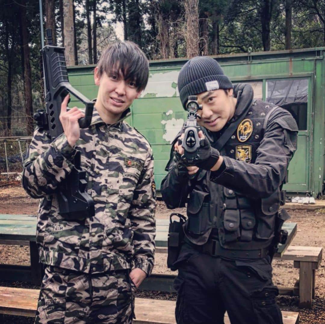 長田成哉のインスタグラム：「今でこそ 「ゾンビ」 「ハンバーグくん」 「石油を飲む人」 「独房」 様々なあだ名をみんなにつけて貰ったひろゆきですが、 元々「サバゲー仲間」というのを思い出したので、それっぽい写真貼っときます。 #サバゲー」