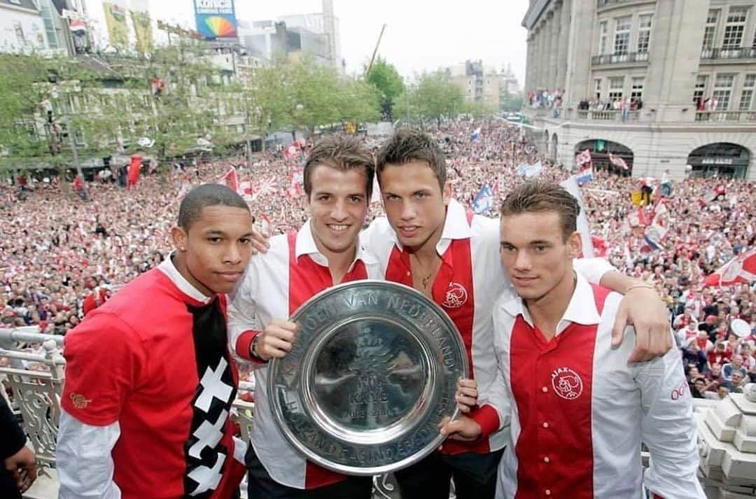 ナイジェル・デ・ヨングのインスタグラム：「On this day in 2004. Champions of Holland and all with hair! 😆🏆 #Straatschoffies」