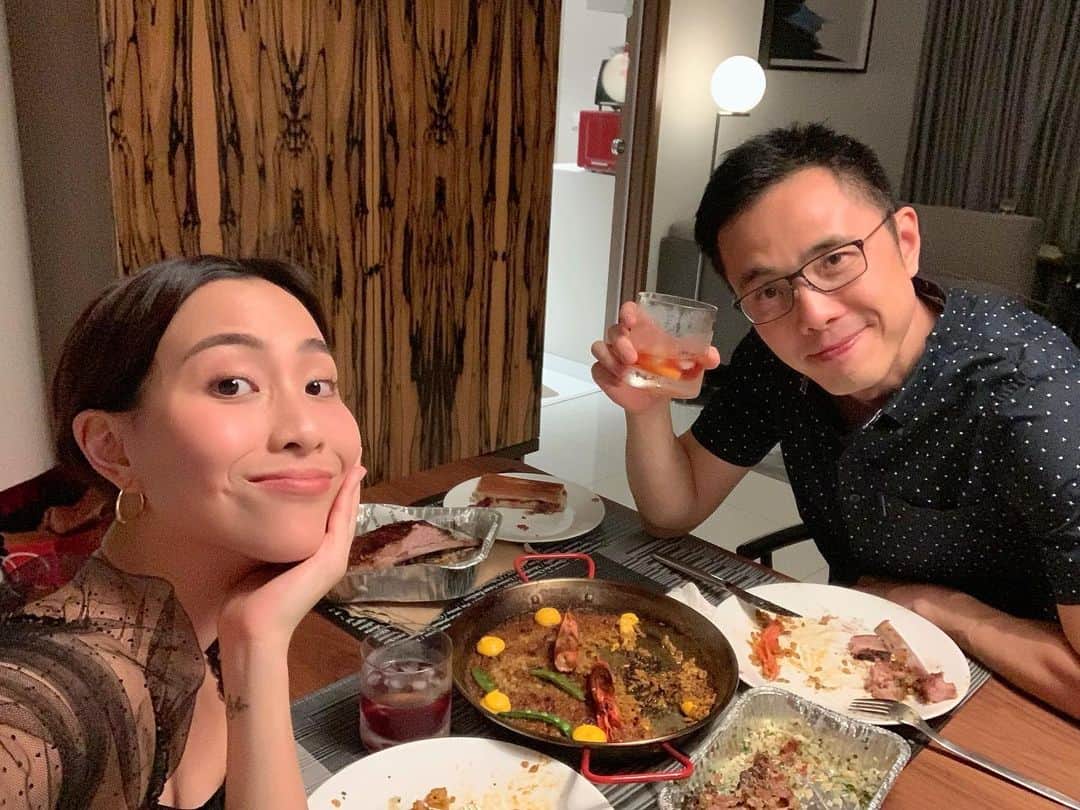 ソニアのインスタグラム：「Late night story time! When J first asked me out, I left it to him to decide where to go. He initially asked me to lunch - cos we wanted to just do something chill and low key. I told a white lie and said that I couldn’t make it for lunch any day that week cos I wanted to go for dinner with him 🤪 and lunch would have meant an hour and a half tops cos of work. We ended up going for a relaxed Spanish dinner on a Thursday night and wound up talking at a bar till almost 2am! . Spanish food has always been something I think fondly of, also because our first big holiday together was coincidentally to Spain and Portugal. There’s something about the vibe and energy of anything Spanish that just gives me a bright feeling from within ✨ (or maybe it’s the sangria who knows hahahah) . I guess my point is, during this time - whether or not you and your partner are living together, make it a point to try and do date night (dressed up yes, we tried as you can see haha) even if it’s over video call!! Sending lots of love and energy your way 🦋  #stayhome #SGunited #stayhomeforsg」