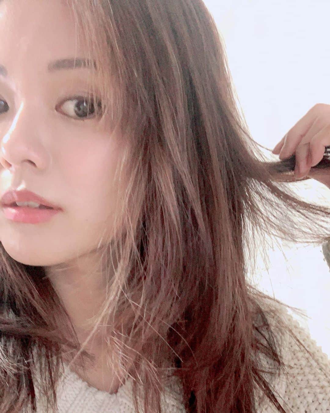 清水由紀さんのインスタグラム写真 - (清水由紀Instagram)「#makeup をした記念に📷  メイクがどんどん濃くなってゆく件。 仕方を忘れたのか、時間があるからなのか、盛り盛りメイクになっちゃった。笑  そろそろ引き算の仕方覚えなきゃな。  #ブラウンメイク #オーバーリップ気味  #髪の毛はどうした」5月9日 23時50分 - shimizu_yuki_official_