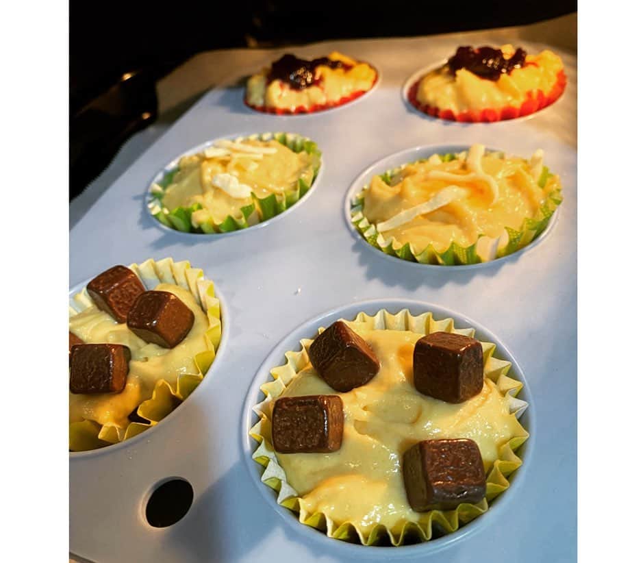ミクさんのインスタグラム写真 - (ミクInstagram)「. . ＊チョコレート🍫 ＊おばあちゃん手作りの ブルーベリージャム♡ ＊蜂蜜チーズ🍯🧀 . .  #お菓子作り #マフィン #sweets #muffin #chocolate #blueberry #jam #honey #cheese」5月9日 23時57分 - mikudapoooo