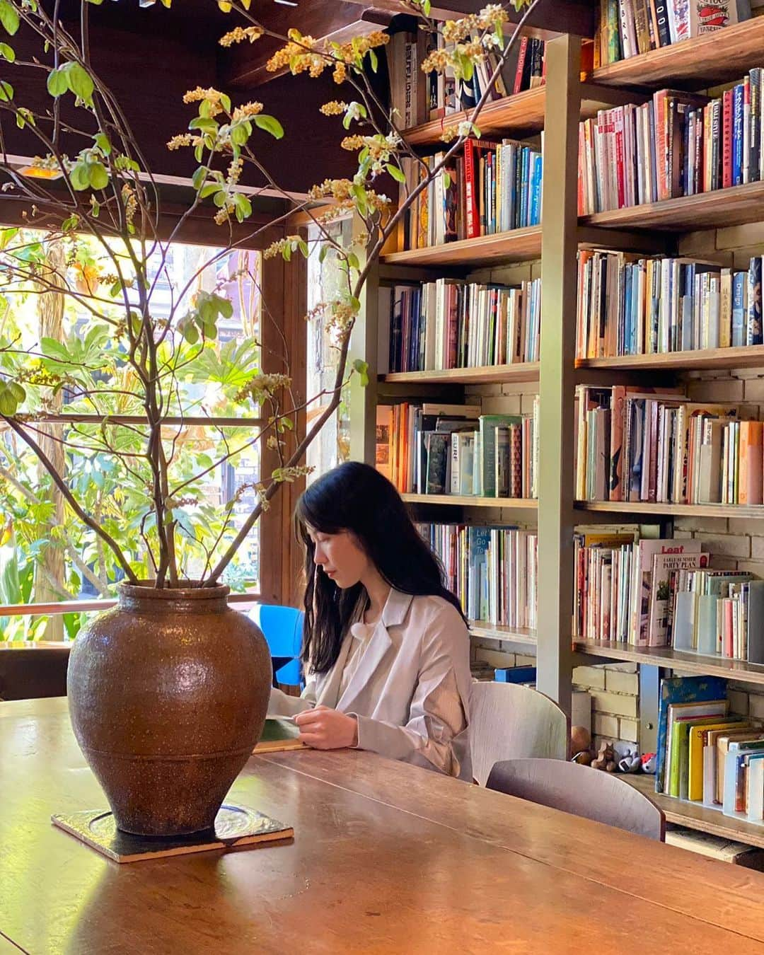 横山由依さんのインスタグラム写真 - (横山由依Instagram)「何の本を読んでるでしょう？📖 #京都 #kyoto #京都いろどり日記 #京町家 #カフェ」5月10日 0時05分 - yokoyamayui_1208