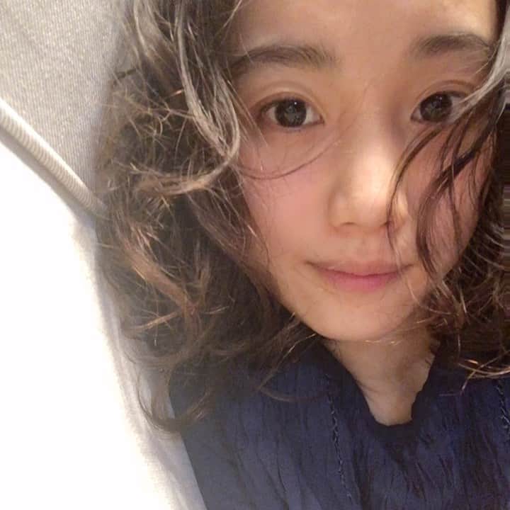 Baekのインスタグラム：「お家生活のあいだ髪が伸びました！伸びたら元の癖毛がパワーアップして最近は毎日伸ばさないとくるくる状態 美容院も行きたいなー！ でも最近早起き早寝で毎日ジュースを作って飲んだりスープ作ったり、読みたい本一日中ダラダラ読んだりとても健康的です 今日はいい香りがするリンゴをたくさん買ってきたのでリンゴ甘夏ニンジン小松菜セロリをいれたけでさっぱりしておいしかったー！」