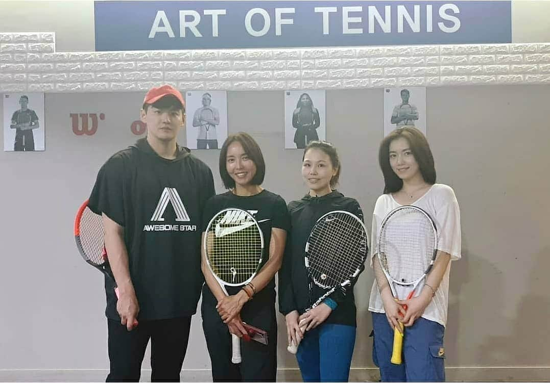 JUNO のインスタグラム：「오랜만에 테니스🎾 #김무영 #주노 #조민정@tennis_cmj  #알리  @ali_korean  #류화영 @ryu930422」