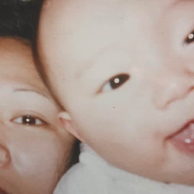 鈴木えりかのインスタグラム：「. Happy Mother's Day🌹🕊 . お母さんの大好きなところ ・ご飯がおいしい ・らぶりー ・おもしろい ・優しい ・素敵 ・歌がうまい ・家族想い ・誰よりも愛が深い ・私の事が大好きなところ❤️ . これ以外にもたくさんあるけど！ 世界でいちばんだいすきです 1番に幸せでいてほしい人😌 いつもありがとう🐷✨ . . . . #happymothersday #mothersday #母の日」