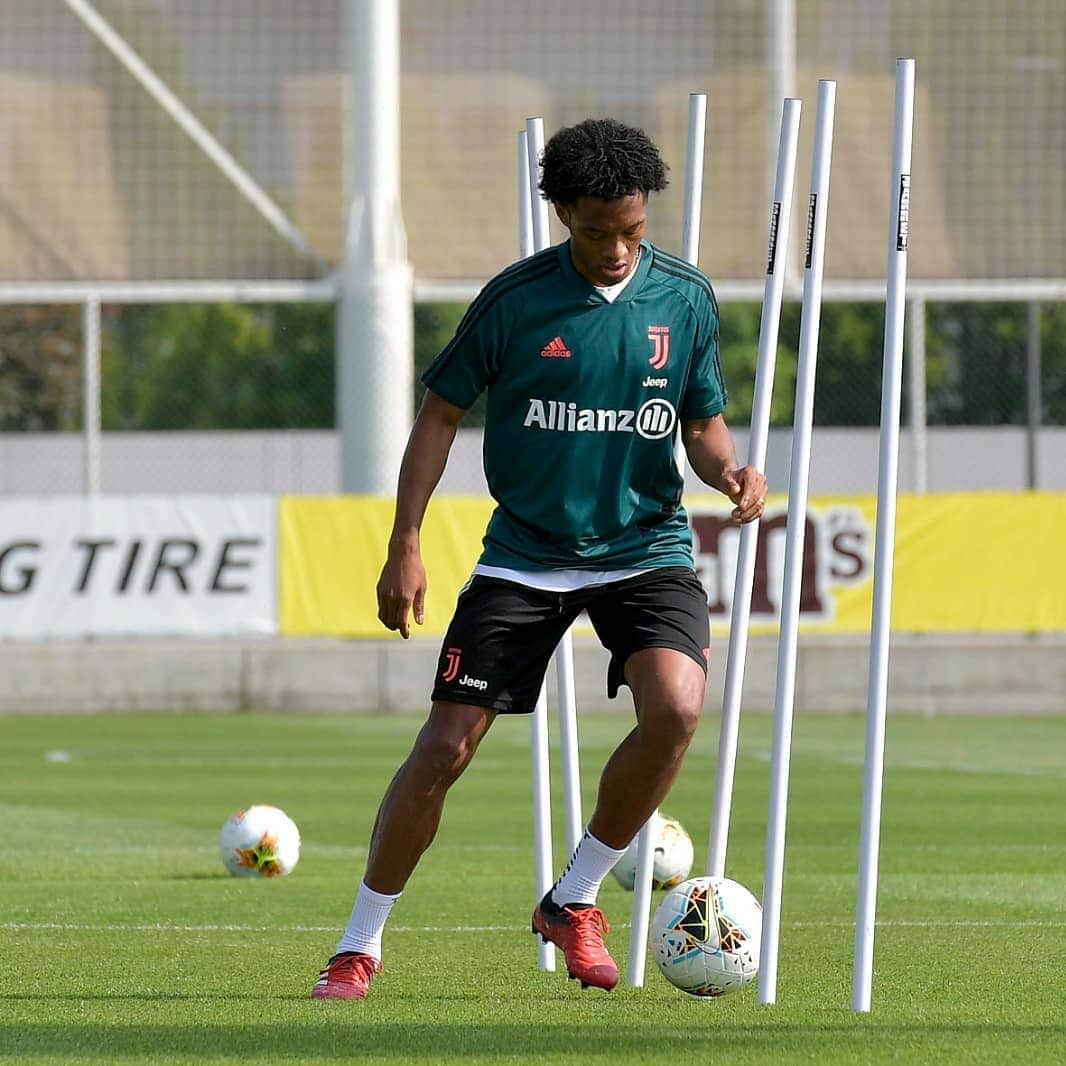 ユヴェントスFCさんのインスタグラム写真 - (ユヴェントスFCInstagram)「Individual training sessions continue at #JTC! 🏃‍♂️⚪⚫ #ForzaJuve」5月10日 0時59分 - juventus