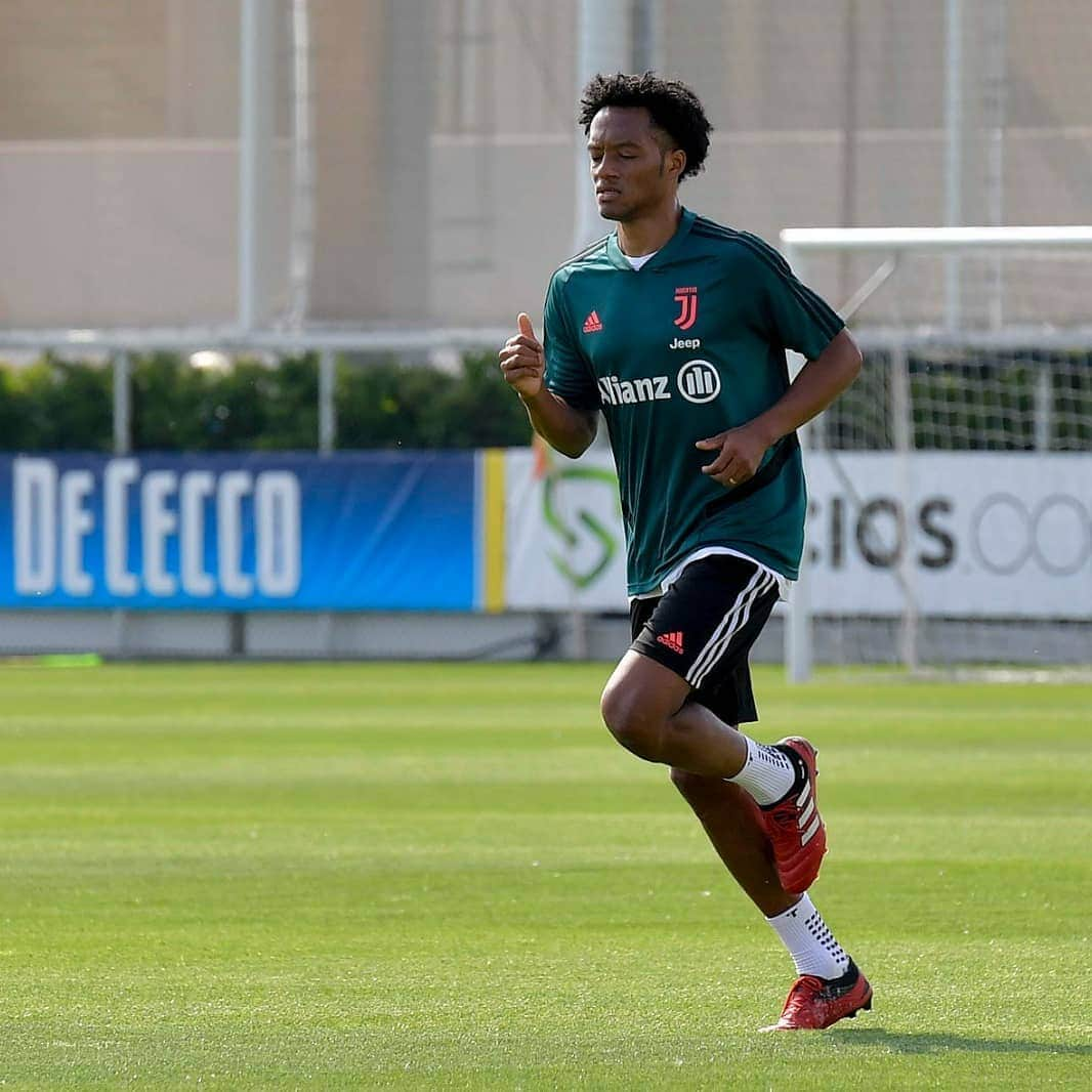 ユヴェントスFCさんのインスタグラム写真 - (ユヴェントスFCInstagram)「Individual training sessions continue at #JTC! 🏃‍♂️⚪⚫ #ForzaJuve」5月10日 0時59分 - juventus