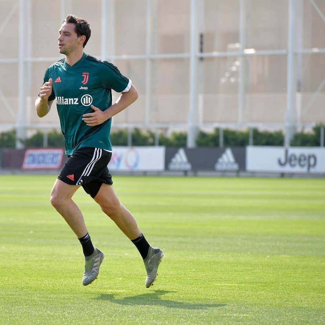 ユヴェントスFCさんのインスタグラム写真 - (ユヴェントスFCInstagram)「Individual training sessions continue at #JTC! 🏃‍♂️⚪⚫ #ForzaJuve」5月10日 0時59分 - juventus