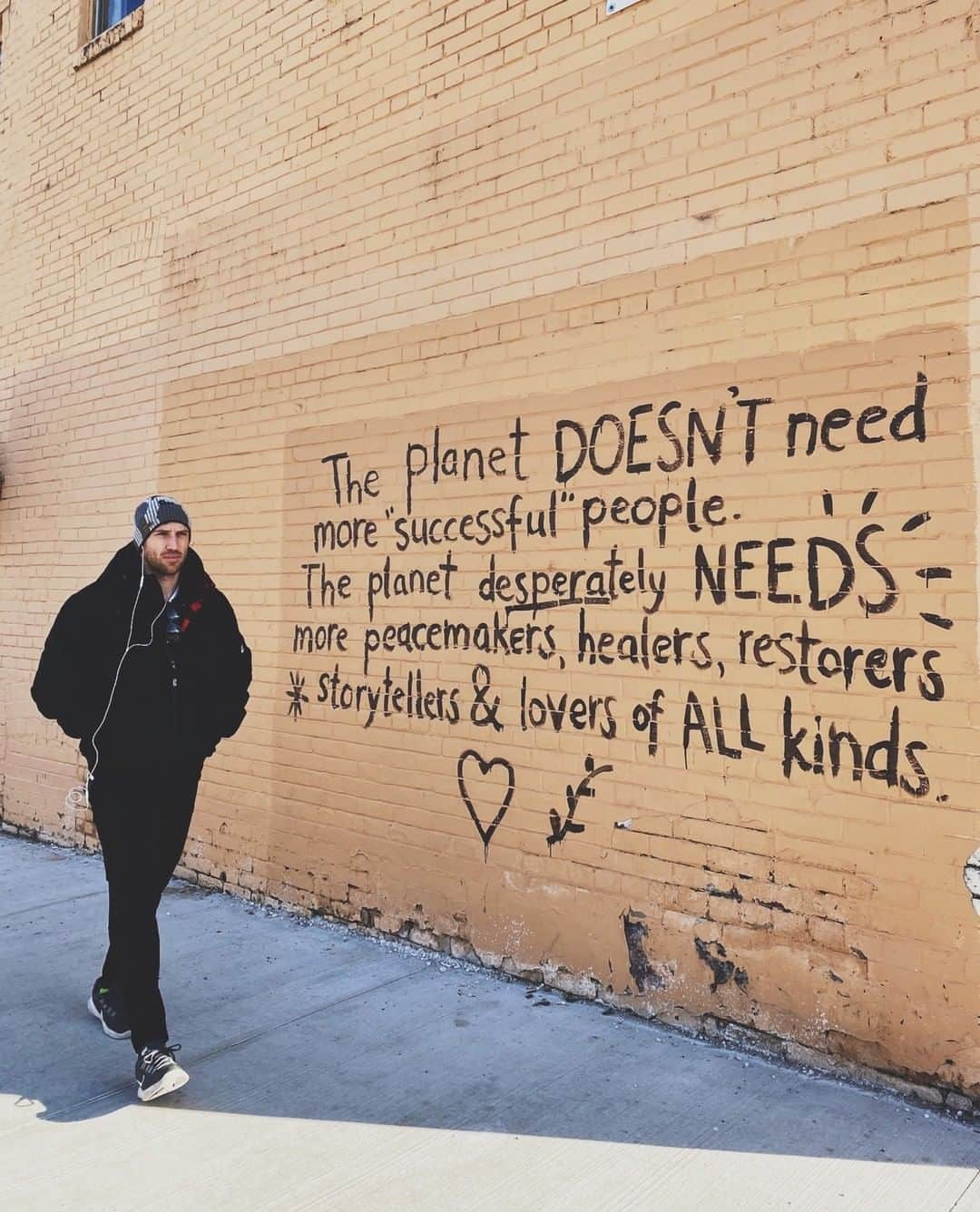 ディラン・モスコビッチのインスタグラム：「"The planet doesn't need more 'successful' people. The planet desperately needs more peacemakers, healers, restorers, storytellers and lovers of all kinds." ⁠ 🙌❤️🌍🤝」