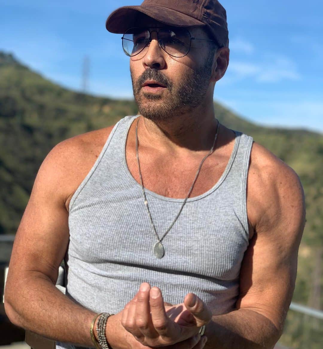 ジェレミー・ピヴェンのインスタグラム：「Can feel the momentum coming back to us with some hikes opening up today .  You guys up for some compassion and empathy toward each other ?  This has been an incredible reset for us , what are u grateful for ?! #quarantinelife  #flattenthecurve  #grateful」