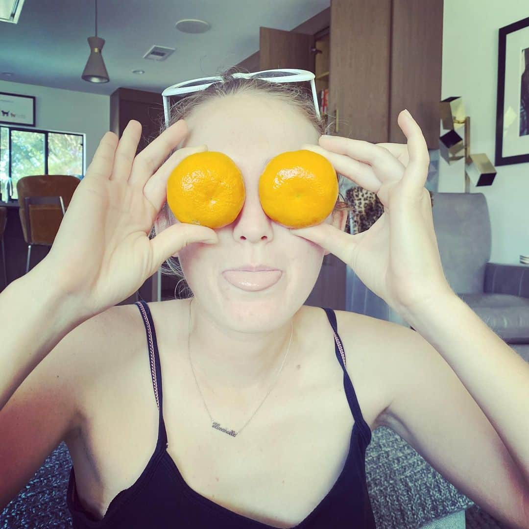 ジェニー・ガースさんのインスタグラム写真 - (ジェニー・ガースInstagram)「@lucabellabella walked in on me sitting alone with cuties on my eyes. i was like “lu you gotta try this it feels so good!”. so she did 🍊🍊 #quarantine #beautyhacks #COLDcuties #tryit #imightbelosingit」5月10日 1時07分 - jenniegarth