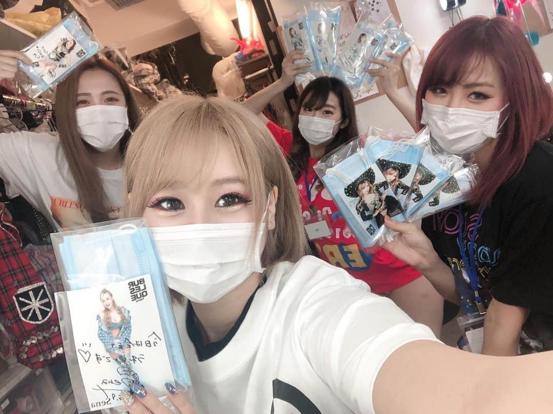 おもちさんのインスタグラム写真 - (おもちInstagram)「☆ ✱ ✱ 大好きな人達に会えることって ほんとにほんとに幸せなの。 一日でも早く前の生活にもどって 皆とわいわいお話したい😭😭😭 ✱ ✱ #バーレスク東京#スーパーバーレスク東京 #六本木#歌舞伎町 #burlesque #gogodancer #showdancer #showgirl  #舞者 #可爱的 #귀여운 #아이돌 #떡 #グラビア #アイドル #福田花音 #道産子 #道産子ダンサー #⛄ #愛嬌モンスター #l4f #l4l #instagood  #followme#likeforfollow #hairarrange #philippines #マツコ会議 #アジア一のエンターテインメント」5月10日 1時08分 - omochi_burlesque