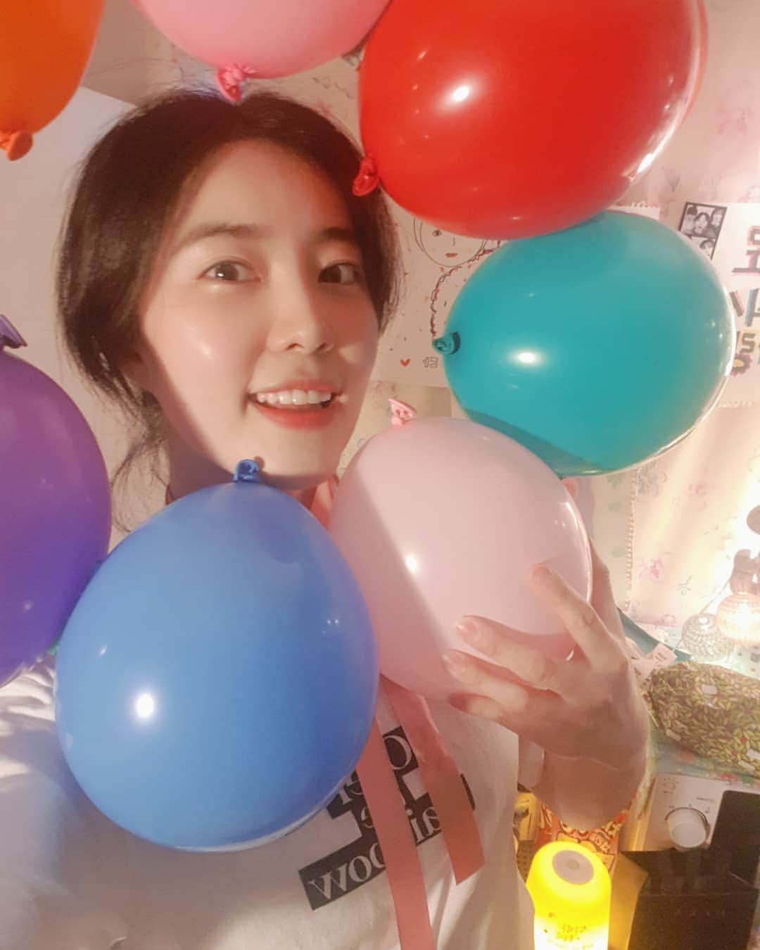 ノ・ウルさんのインスタグラム写真 - (ノ・ウルInstagram)「역시 우리 가족들 최고🙆‍♀️💙 생일 이틀 전부터 생각지도 못한 깜짝파티를ㅋㅋㅋㅋ😍 와중에 울 엄마 케익 들고 집 오시다가 넘어지면서 망가져버린 케익... 나한테 너무 미안해 하셨지만 엄마 안 다치셨음 난 괜찮아~ 그치만 케익 선물 주신 팬분께 넘 미안합니다😭 그리구 감사해요♡ . #마이벌쓰데이 #드디어그렇게먹고싶던 #간장게장 #먹었다 #넘나행복해💕 #풍선꽃받침 #센스쟁이가족들 #감사합니다 #사랑합니다❤️」5月10日 1時18分 - noh.eul_89