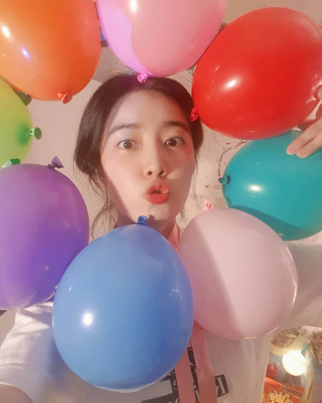 ノ・ウルさんのインスタグラム写真 - (ノ・ウルInstagram)「역시 우리 가족들 최고🙆‍♀️💙 생일 이틀 전부터 생각지도 못한 깜짝파티를ㅋㅋㅋㅋ😍 와중에 울 엄마 케익 들고 집 오시다가 넘어지면서 망가져버린 케익... 나한테 너무 미안해 하셨지만 엄마 안 다치셨음 난 괜찮아~ 그치만 케익 선물 주신 팬분께 넘 미안합니다😭 그리구 감사해요♡ . #마이벌쓰데이 #드디어그렇게먹고싶던 #간장게장 #먹었다 #넘나행복해💕 #풍선꽃받침 #센스쟁이가족들 #감사합니다 #사랑합니다❤️」5月10日 1時18分 - noh.eul_89