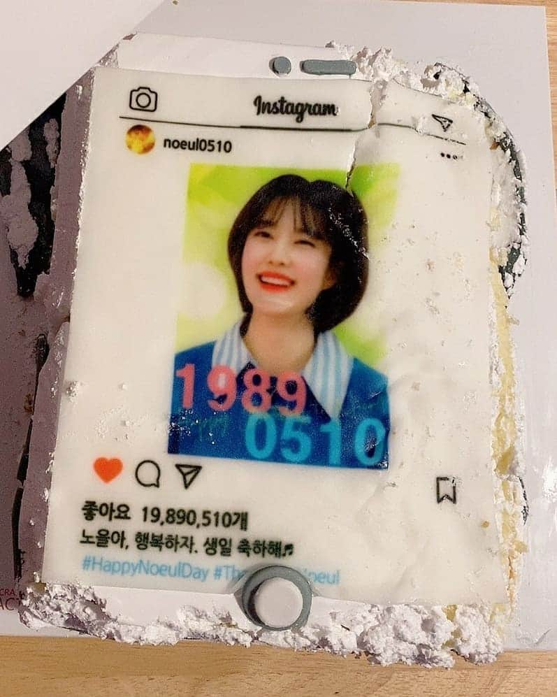 ノ・ウルさんのインスタグラム写真 - (ノ・ウルInstagram)「역시 우리 가족들 최고🙆‍♀️💙 생일 이틀 전부터 생각지도 못한 깜짝파티를ㅋㅋㅋㅋ😍 와중에 울 엄마 케익 들고 집 오시다가 넘어지면서 망가져버린 케익... 나한테 너무 미안해 하셨지만 엄마 안 다치셨음 난 괜찮아~ 그치만 케익 선물 주신 팬분께 넘 미안합니다😭 그리구 감사해요♡ . #마이벌쓰데이 #드디어그렇게먹고싶던 #간장게장 #먹었다 #넘나행복해💕 #풍선꽃받침 #센스쟁이가족들 #감사합니다 #사랑합니다❤️」5月10日 1時18分 - noh.eul_89