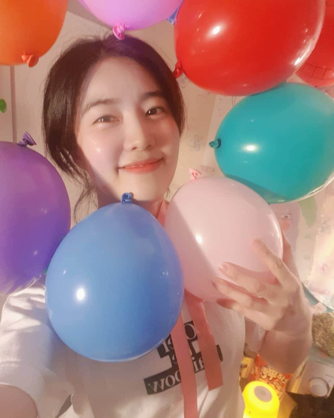 ノ・ウルさんのインスタグラム写真 - (ノ・ウルInstagram)「역시 우리 가족들 최고🙆‍♀️💙 생일 이틀 전부터 생각지도 못한 깜짝파티를ㅋㅋㅋㅋ😍 와중에 울 엄마 케익 들고 집 오시다가 넘어지면서 망가져버린 케익... 나한테 너무 미안해 하셨지만 엄마 안 다치셨음 난 괜찮아~ 그치만 케익 선물 주신 팬분께 넘 미안합니다😭 그리구 감사해요♡ . #마이벌쓰데이 #드디어그렇게먹고싶던 #간장게장 #먹었다 #넘나행복해💕 #풍선꽃받침 #센스쟁이가족들 #감사합니다 #사랑합니다❤️」5月10日 1時18分 - noh.eul_89