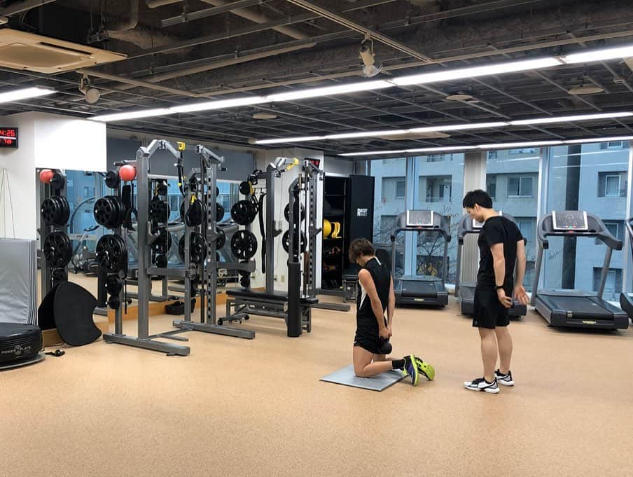 細貝萌さんのインスタグラム写真 - (細貝萌Instagram)「Throwback.🧘🏻‍♂️Stretching. Websiteにはたくさん載せていますが、今日からInstagramでも数枚だけ過去のものを載せるようにします🙏🏼2019年のオフシーズンのものですが、何か参考になれば🙇🏻‍♂️🙇🏻‍♂️ #rhrowback#stretching#ストレッチ」5月10日 1時19分 - hajime_hosogai_official