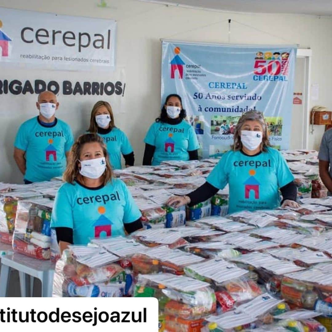 ルーカス・バリオスのインスタグラム：「Estamos juntos sempre@institutodejoazul!!! ⚪️🔵Quería agradecer a Eduardo do @institutodesejoazul e @guiaraujo10 pela organização q voces tiveram para ayudar mais uma vez a todo pessoal do instituto! Para mi es um prazer poder sempre estar a disposição de  vocês, mesmo estando longe. Assim mesmo gostaria que todo mundo que possa ser solidário neste momento difícil que no mundo todo tamos vivendo. Com pequenas coisas és  muito para as pessoas que estão precisando! Mando un abração a todos meus seguidores e tudo vai dar certo. Lutemos juntos! 🙏🙏🙏⚽️⚽️⚽️」