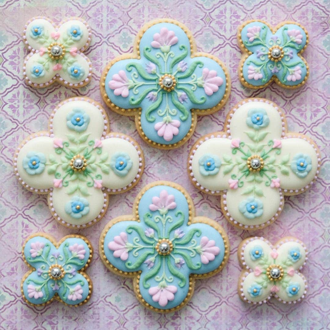 KUNIKAのインスタグラム：「These cookies were made in the image of a secret garden. ⛲️🍐🪐﻿ ﻿ ストーリーに沢山の反応ありがとうございます...!﻿ 自分で企画してることは準備段階の時点から皆様のご要望を聞いたり、想いや楽しみを共有したくて書いています。﻿ (H.I.S.のロンドンツアーの時もそうでした🇬🇧)﻿ 感想などメッセージを頂けると、本当に嬉しいし活力になります。﻿ ﻿ はじめての事で最終的にどんなアイテムをお届けできるか私もドキドキです。﻿ 日々思いっきり発散できない日々が続きますが、それぞれおかれた状況の中、無理せず乗り越えましょ﻿ 明日の夜も21:00くらいらインスタライブやる予定です。﻿ さて、何作ろうかな🧜‍♀️﻿ ﻿ ﻿ ﻿ #artofkunika #sugarcookies #decoratedcookies #cookieart #decoratedsugarcookies #royalicing #royalicingcookies #cookiedecorating #customcookies #cookiesofinstagram #cookiedesign #cookieartist #instacookie #tile #tileart #tilecookie #アイシングクッキー」