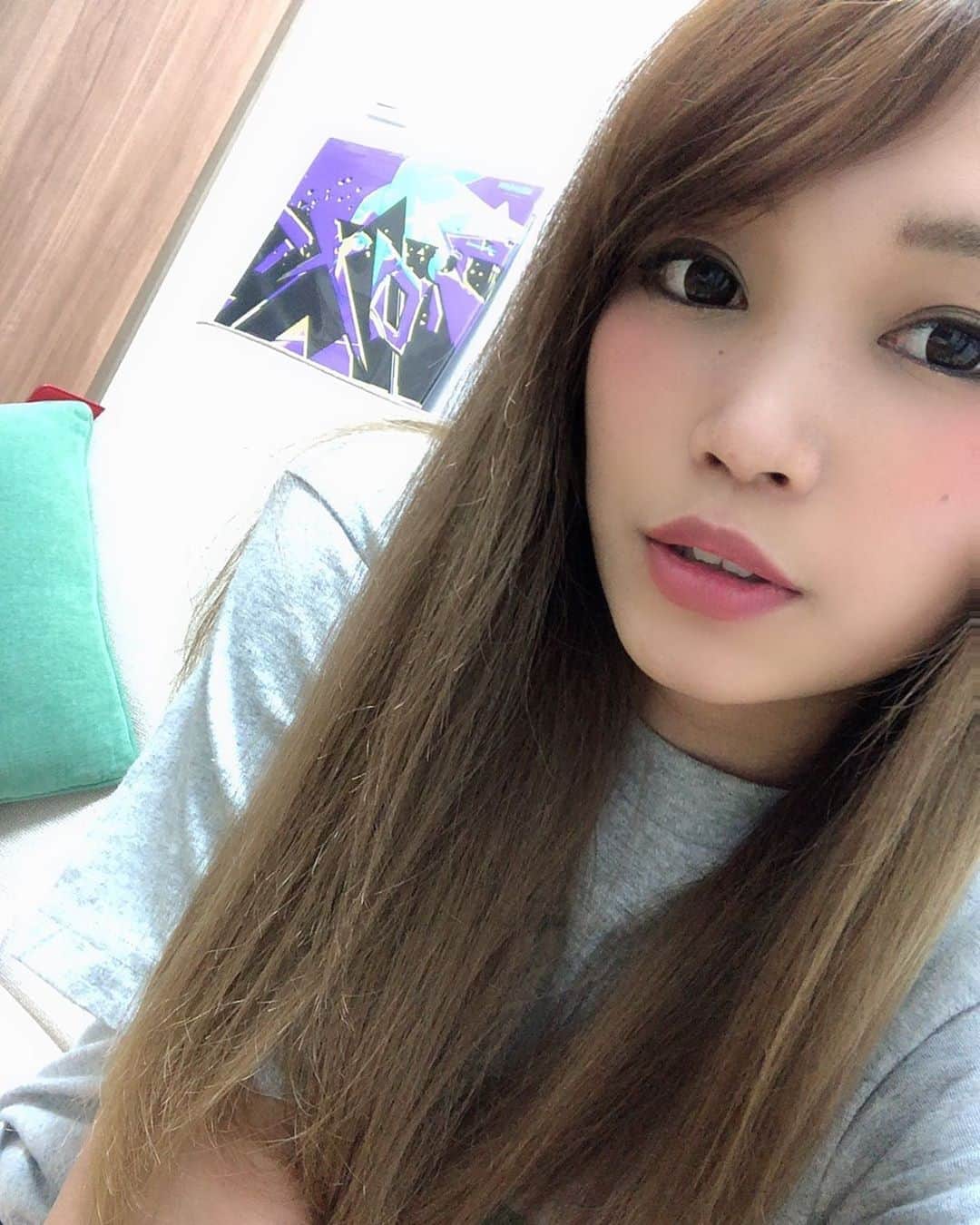 R!Nのインスタグラム：「後ろにプロメアがちらり。 サントラに数曲ボーカル参加させて頂いております。 是非聞いてみてね。  1週間ぶりにメイクしたお顔でした。 おやすみ。  #プロメア #promare #selfie」