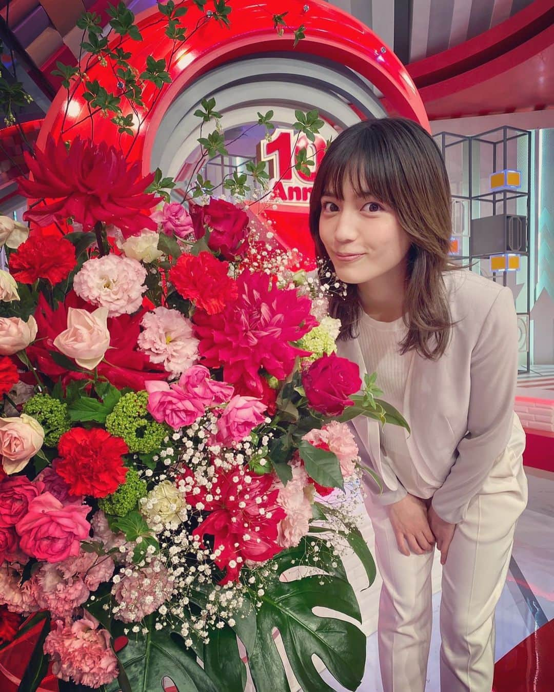 川口春奈さんのインスタグラム写真 - (川口春奈Instagram)「今夜のGoingはスタジオが母の日仕様でした🌹✨素敵。 日付が変わって今日は母の日ですね。 私は今年も母にお花を贈りました。 お母さんいつもありがとう。 皆さんはお母さんにどんなプレゼント、言葉を贈りますか？ 心温かい母の日になりますように✨  今夜も観ていただきありがとうございました。また来週🌻✨ おやすみなさい。」5月10日 1時34分 - haruna_kawaguchi_official