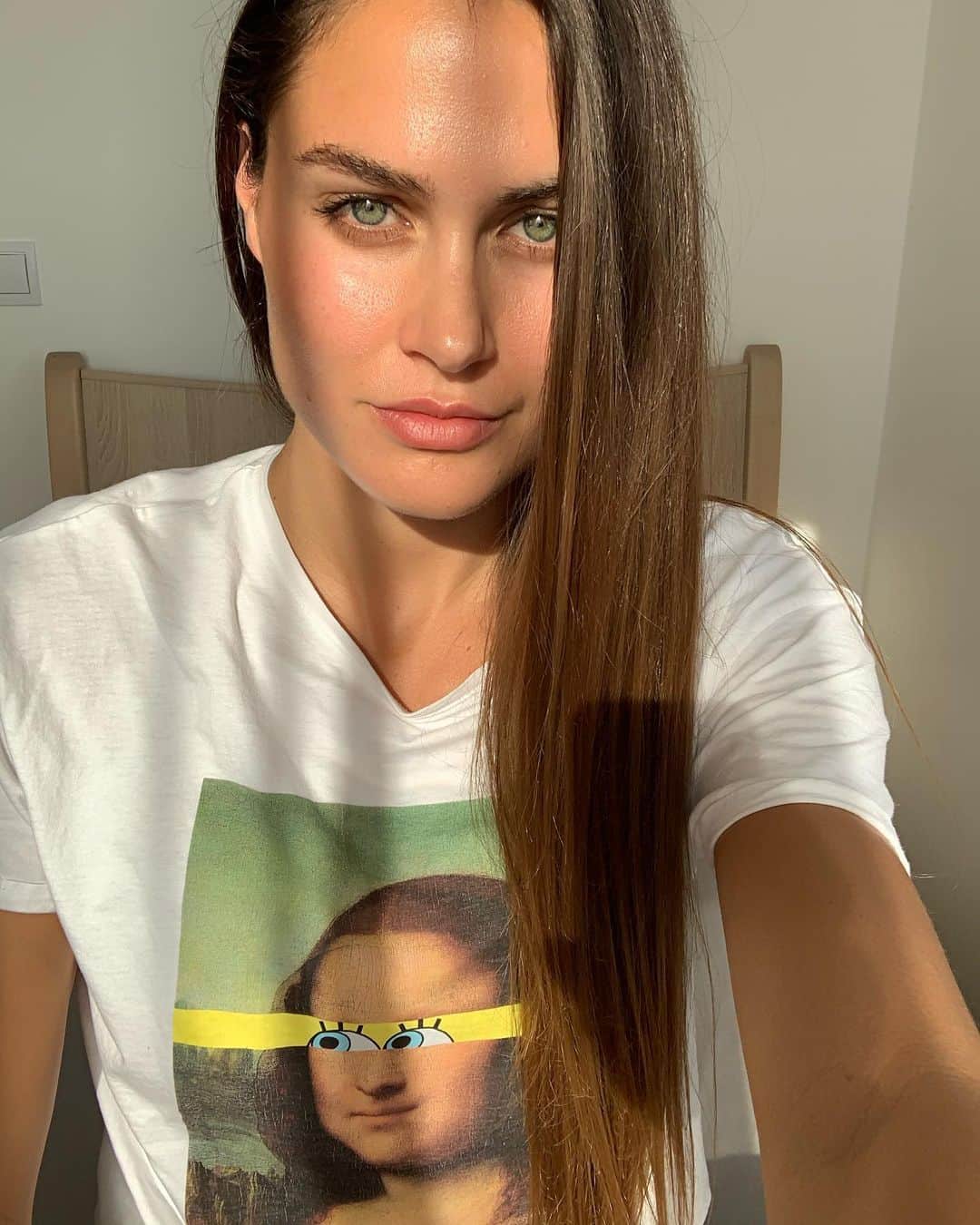 ズザンナ・ヤカボスのインスタグラム：「fény kell meg víz 😆 #növényvagyok 🌻 🌞」