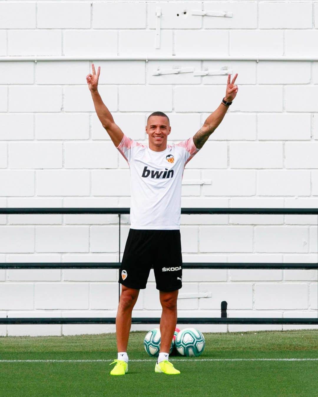 ロドリゴ・モレノ・マチャドのインスタグラム：「Con una sonrisa hemos vuelto al trabajo. Ya sabemos que es un pequeño paso, pero nos hace muy felices avanzar. Si el deporte avanza es porque la sociedad también lo hace. 😃」