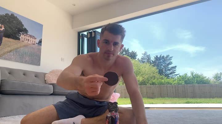マックス・ウィットロックのインスタグラム：「‪How do you eat your biscuits? It’s your turn!! Share your attempts with me using the #BiscuitTricks CAN YOU DO IT!! @mcvitiesofficial」
