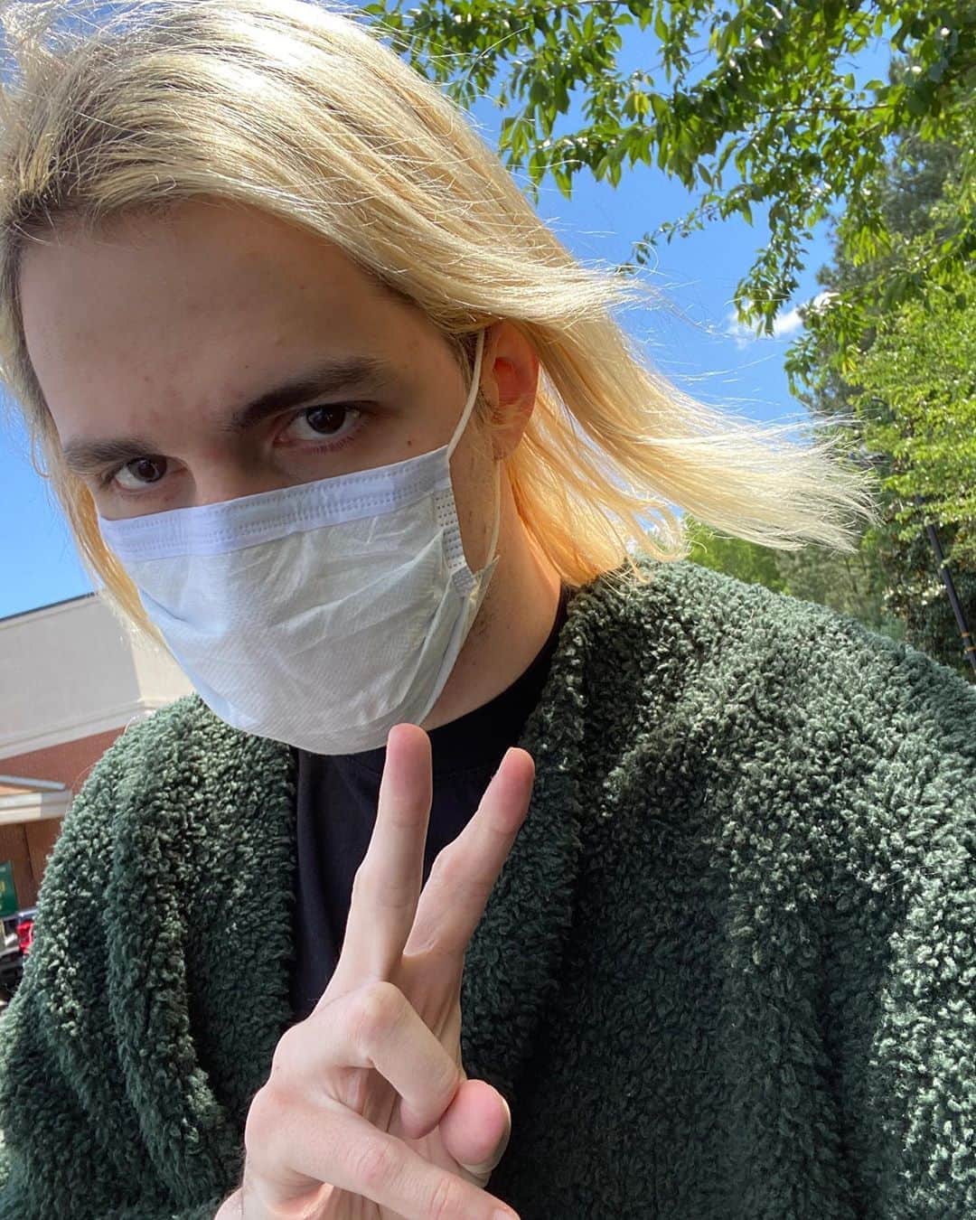 ポーター・ロビンソンのインスタグラム：「i’m out grabbing snacks to sit and watch the festival all day, when this post is an hour old secret sky will start!」